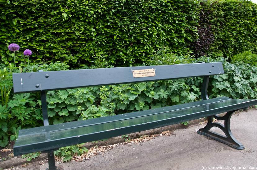 Особенно меня растрогали мемориальные скамейки. На каждой скамейке в парке прибита табличка, где сказано, в честь кого она тут стоит. Эта вот в память Маргарет Блэкбарн (1937-2007). Йорк, Великобритания