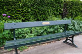 Особенно меня растрогали мемориальные скамейки. На каждой скамейке в парке прибита табличка, где сказано, в честь кого она тут стоит. Эта вот в память Маргарет Блэкбарн (1937-2007).