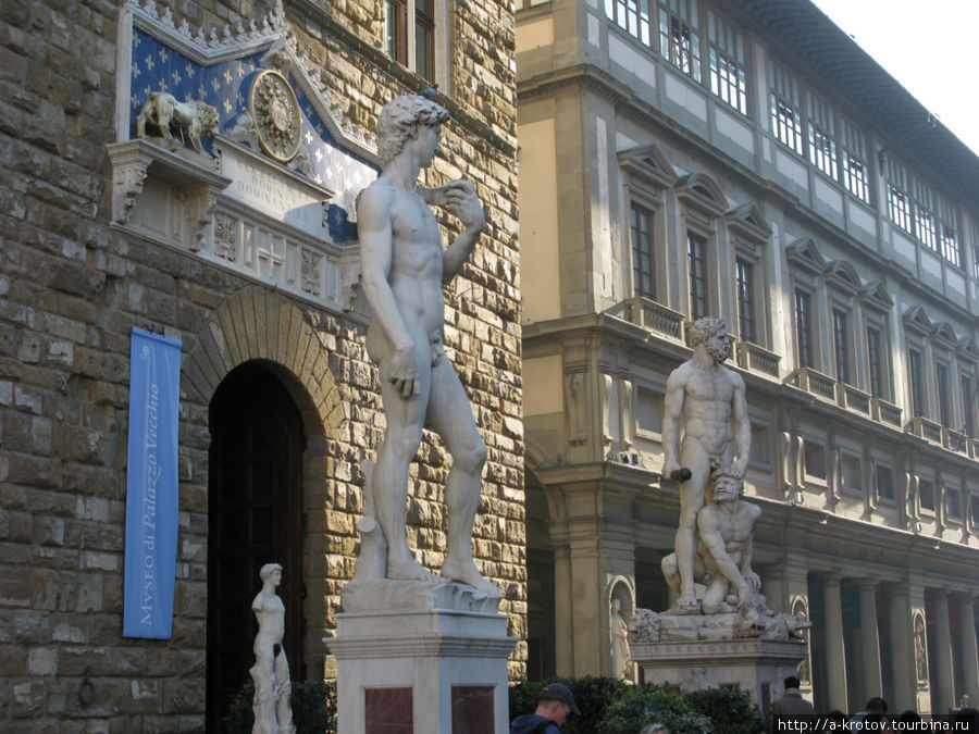 Давид имеется во Флоренции в нескольких копиях. Это тоже копия (оригинал — в музее) Флоренция, Италия