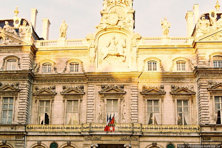 Барельеф Генриха IV — по центру. Важная фигура в истории страны и города! Лион, Франция