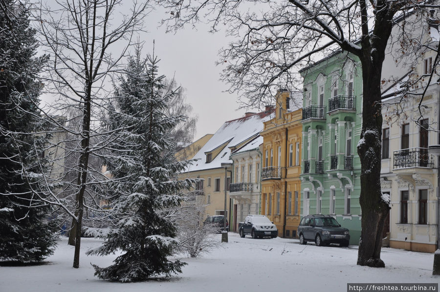Зефирно-нарядным домам — на границе со  старинным парком — с их фасадами арт нуво (здесь говорят сецессия) снег так к лицу! Пьештяны, Словакия