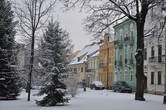 Зефирно-нарядным домам — на границе со  старинным парком — с их фасадами арт нуво (здесь говорят сецессия) снег так к лицу!