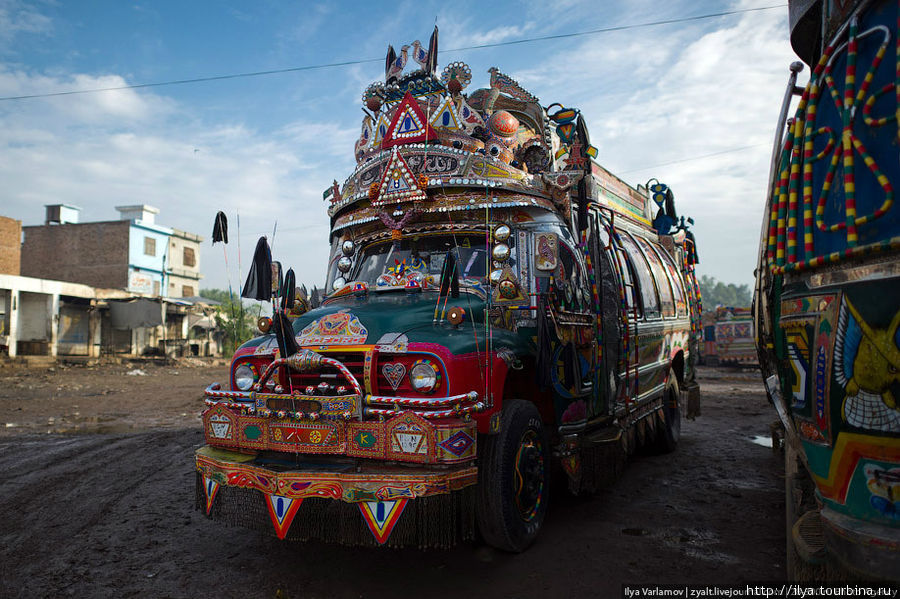 Как уже говорилось выше, только в одном 14-миллионном Карачи в росписи автосредств заняты около 50 тыс. художников. И что интересно – заработки среднего рисовальщика выше, чем водителя грузовика или автобуса. Пакистан