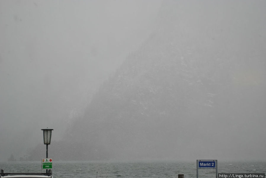 Гора через озеро время от времени пропадала в тумане