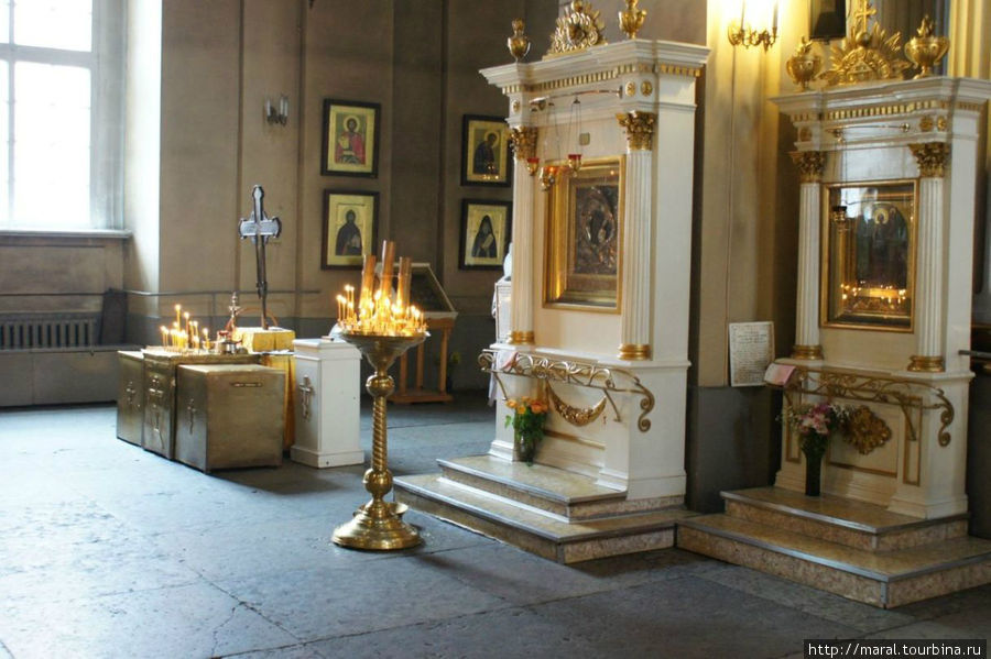 В этой части храма  находится гробница с мощами св. благоверного князя Александра Невского Санкт-Петербург, Россия