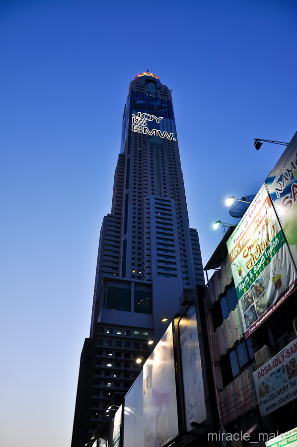 А вечером от истории мы вернулись к современности, поднявшись на смотровую площадку самого высокого здания в Бангкоке, отеля Байок Скай (Baiyoke Sky Tower). Его высота около 305 метров (88 этажей). Бангкок, Таиланд