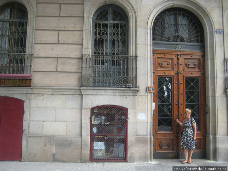 Окно в центре — комнаты, в которой мы жили. Барселона, Испания