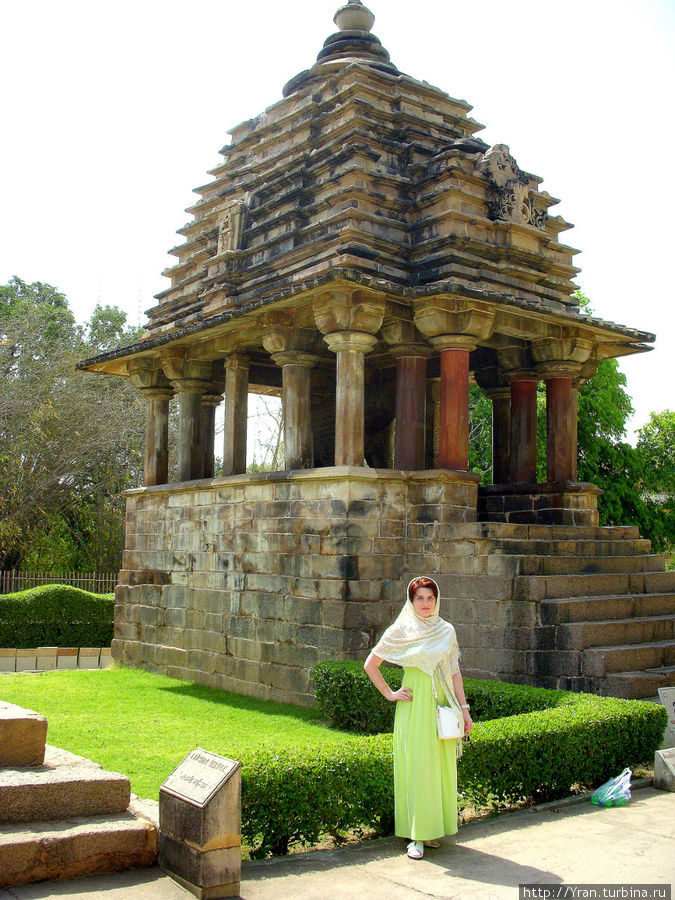 Каменный павильон со статуей Вараха Каджурахо, Индия