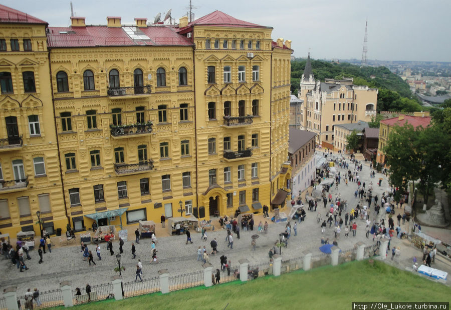 Вид на Андреевский спуск со смотровой площадки Андреевской церкви Киев, Украина