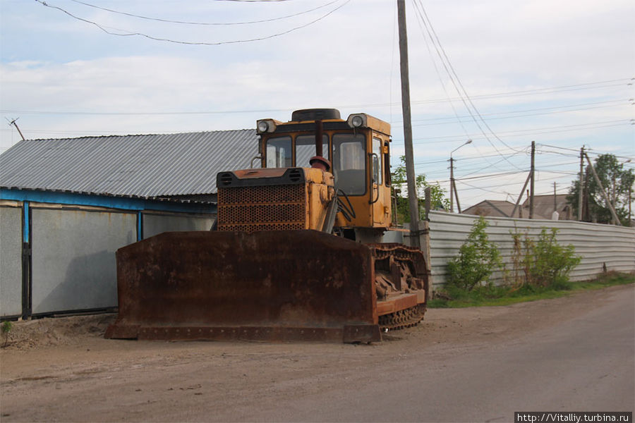 62. Там же. Похоже трактор поставили на прикол еще до того, как положили новый асфальт. Следов от гусениц на нем нет. Казахстан