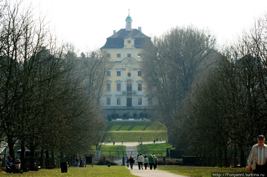 Вид на большой замок Людвигсбург, Германия