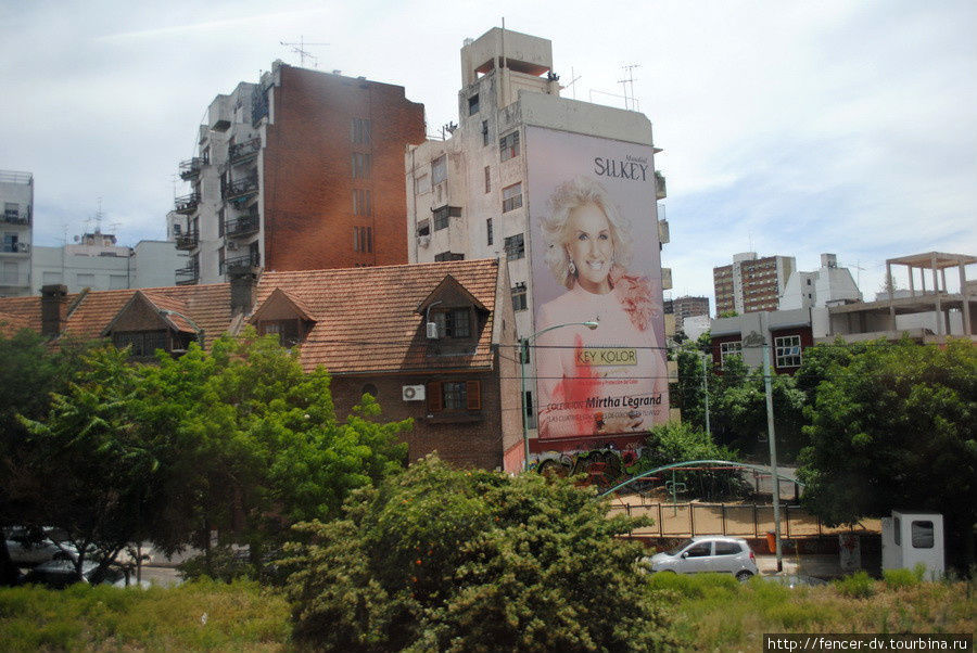 Постепенно картинка меняется на хаотичные панельные постройки Буэнос-Айрес, Аргентина