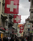 швейцарцы обожают свой флаг, аналогичную улицу мы видели в Цюрихе
