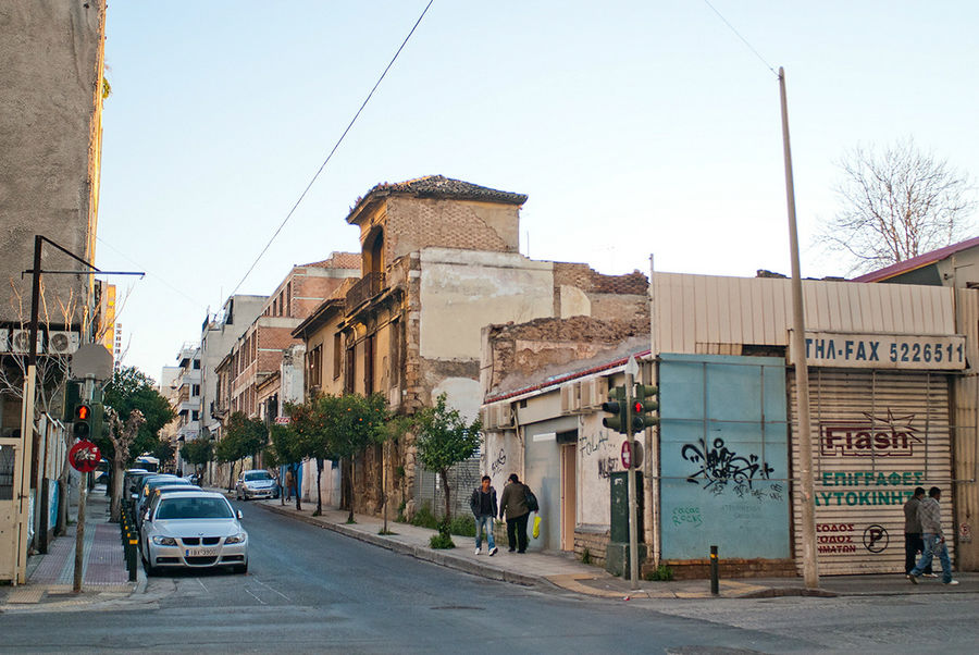 Наш путь от вокзала до отеля в самом центре города пролегал через эти улочки. Афины, Греция