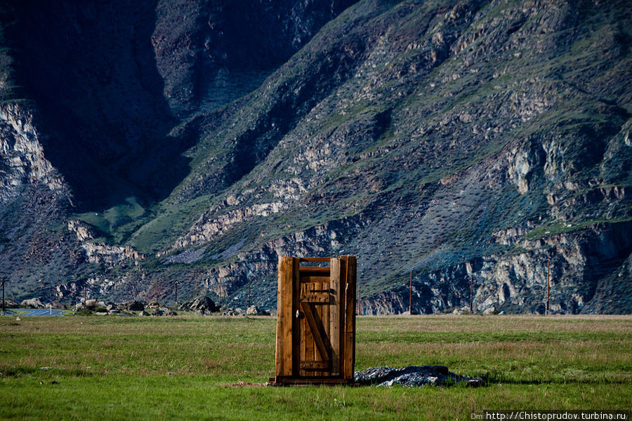 Туалет на обочине. Республика Алтай, Россия