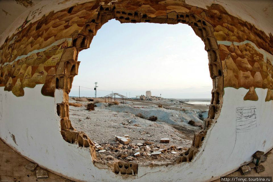 Заброшенный и недостроенный отель,а на заднем плане армейская база. Мертвое море, Израиль