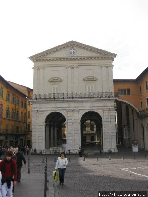 Здание, как будто созданное из трех разных Пиза, Италия