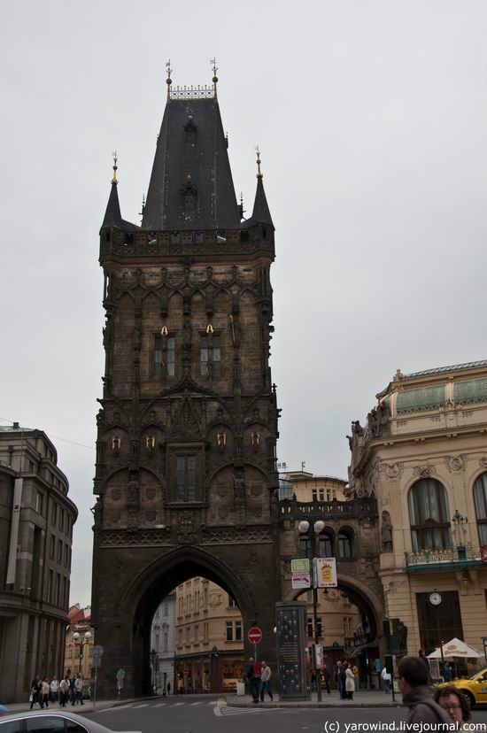 Нельзя не заметить на площади и Пороховую башню. Прага, Чехия