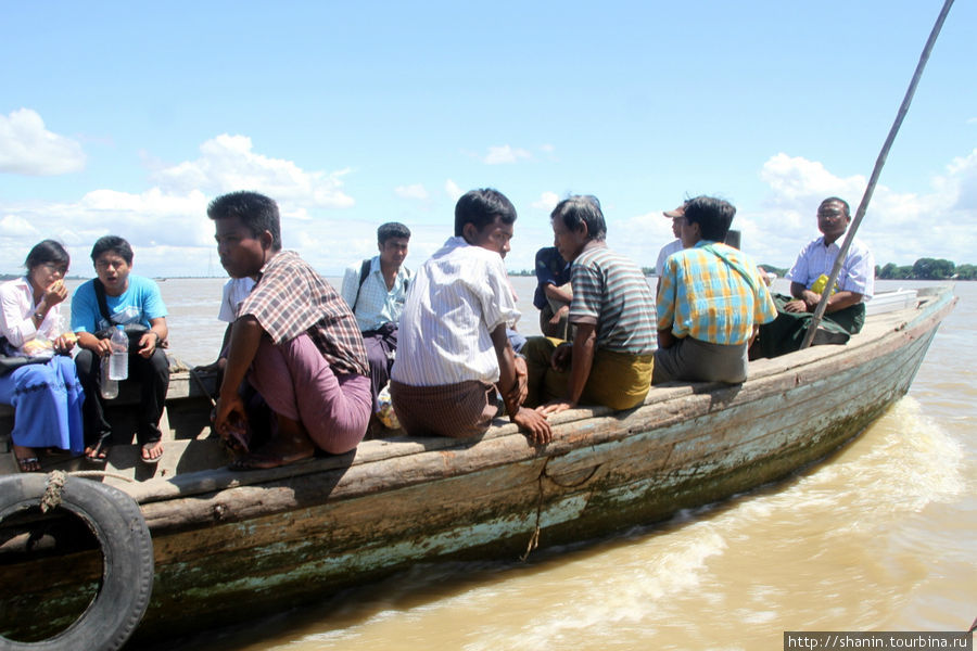 На лодке для местных Монива, Мьянма