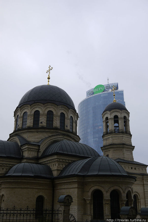 Свято-Михайловская церковь на фоне Паруса Киев, Украина