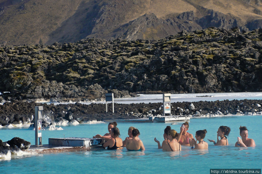 Народ у емкости с силикой накладывает на лицо маску Рейкьявик, Исландия