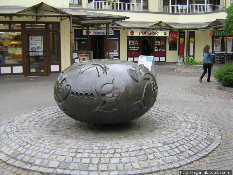 Скульптура около Вест-Кройц Мюнхен, Германия
