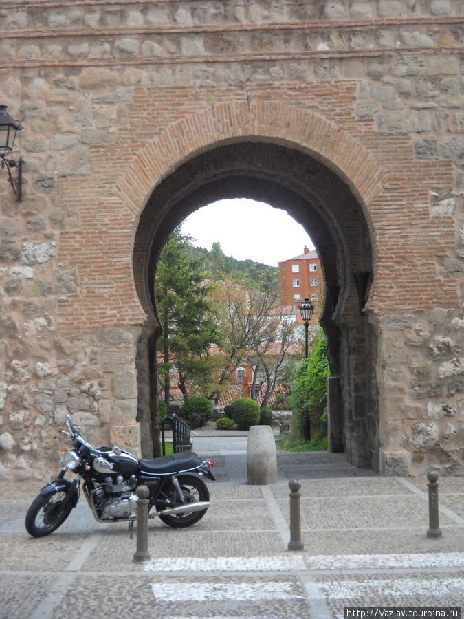 Одни из городских ворот Бургос, Испания