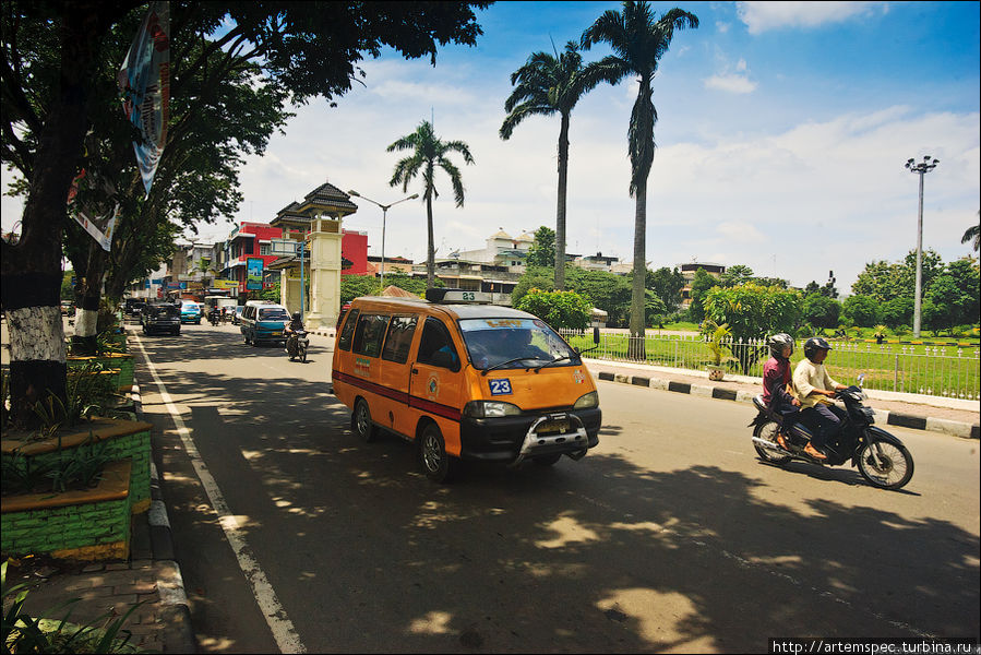 На локальных маршрутах работают небольшие микроавтобусы, называемые судако или ангкот. Более крупные автобусы предназначены для дальних поездок. Уехать в любую точку Суматры можно за скромную сумму — от трех до десяти долларов, однако путешествие не будет очень уж комфортным. Медан, Индонезия