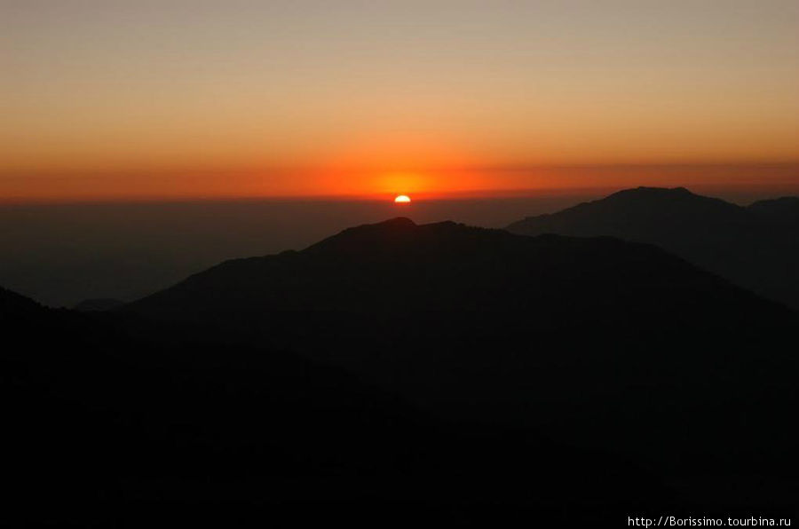 Когда солнце садится, в горах холодает и все собираются у огня... Непал