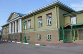 Православная гимназия недалеко от Соборной площади