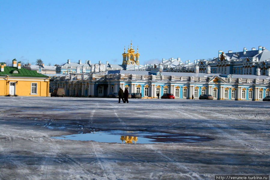 Разжиженное серебро талого снега под ногами Пушкин, Россия