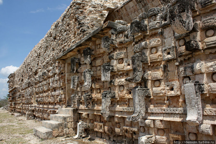 Сотни масок длиннонисого бога Чаака Кабах, Мексика