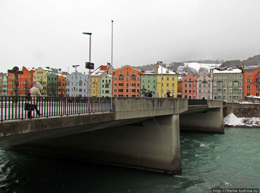 Мост Innbruke и вид на левый берег. Разноцветные домики напоминают набережные Скандинавии
