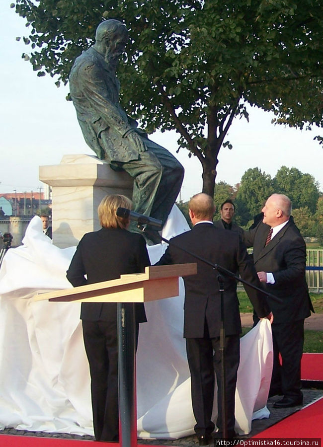 Памятник Ф.М. Достоевскому открыт в 2006 году в Германии в городе
 Дрезден. Автор скульптуры А.И. Рукавишников.