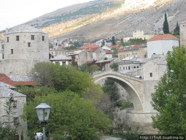Вид со смотровой площадки на мост Мостар, Босния и Герцеговина
