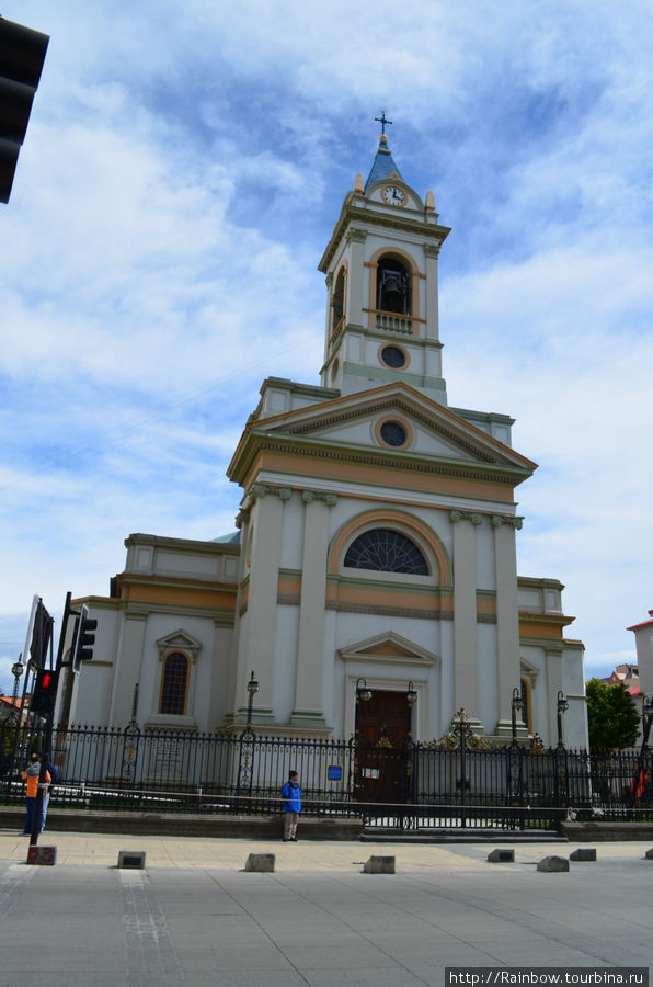 Городской собор возле мэрии и центральной площади Пунта-Аренас, Чили