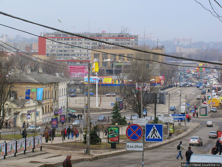 За мостом Центральный рынок. Харьков, Украина