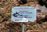 Табличка приглашает пройти вправо, но, как видно на предыдущей фото, не все читают по-гречески и понимают по-английски