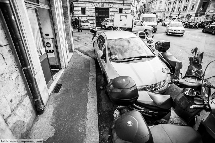 А как вам такой вариант парковки? Как владельцу хонды выехать по неотложным делам? Рим, Италия