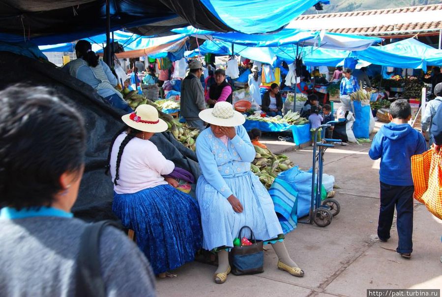 Шляпки, косички, пышные юбки. Так настоящие перуанки ходят на рынок (и не только) Национальный колорит радует глаз
Перу, рынок в Куско, февраль 2012 года Перу