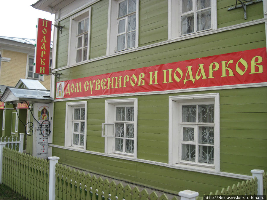 Заходим в сувенирный магазин напротив Воскресенского собоа. Россия