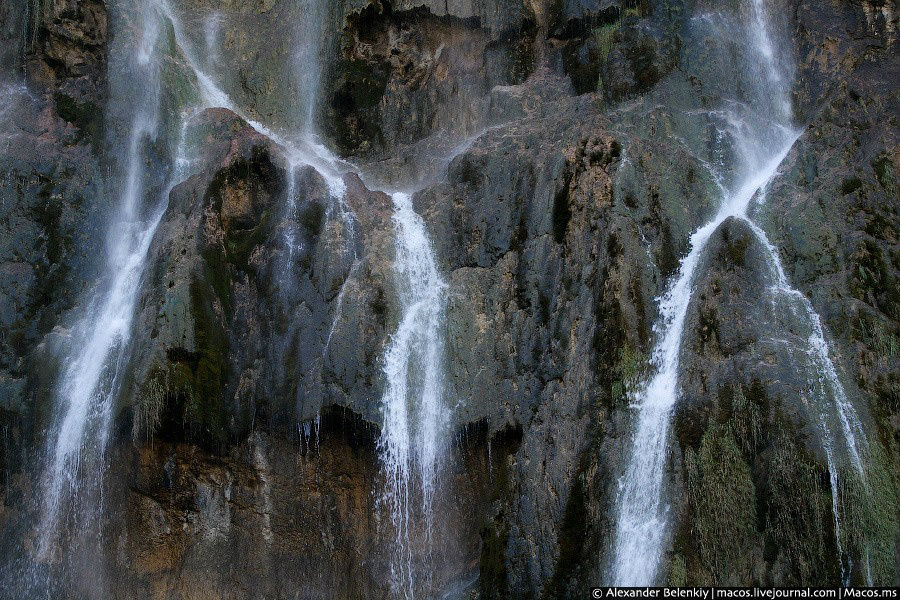 Чтобы сфотографировать водопад без желающих запечатлеть себя на память, пришлось немного нарушить правило и подойти поближе. Национальный парк Плитвицкие озёра, Хорватия