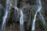 Чтобы сфотографировать водопад без желающих запечатлеть себя на память, пришлось немного нарушить правило и подойти поближе.