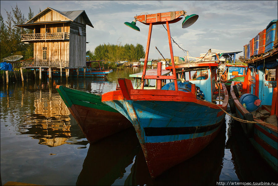 В порту. Вид на транспортно-рыболовный флот Сингкила. Сингкил, Индонезия
