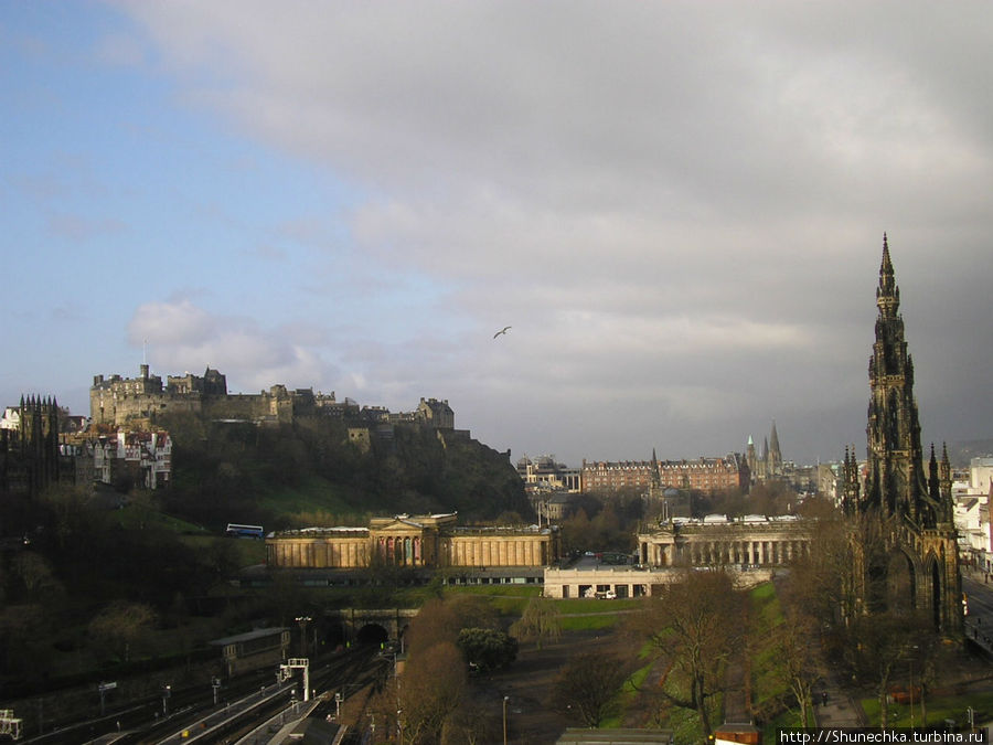 Вид на Эдинбургский замок и перспектива улицы Принсис Стрит. Шотландия, Великобритания