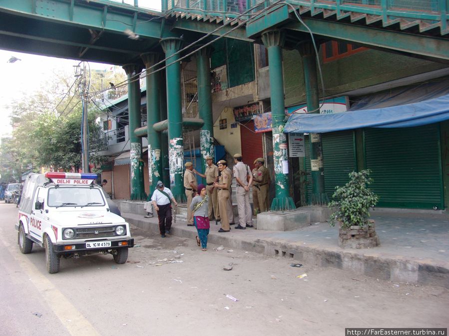 Полицейские дежурят у входа в Маджну-ка-Тиллу Дели, Индия