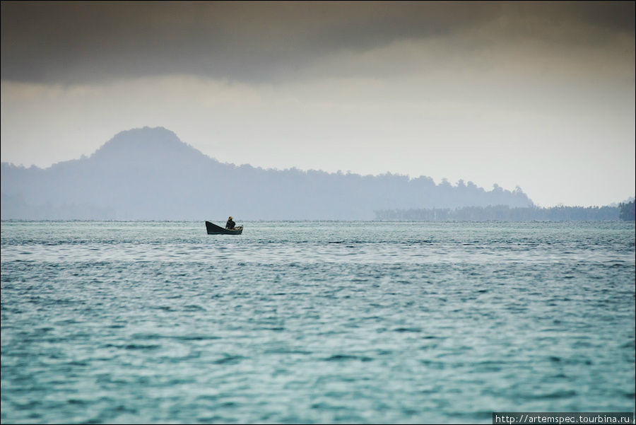 Индийский океан тут богат рыбой, а рыболовство для местных жителей — единственный способ заработка. На заднем плане — гора на острове Халобан, самая высокая точка архипелага. Позже мы предпримем эпическую  попытку  взойти на нее, но об этом — в одном из следующих постов. Суматра, Индонезия