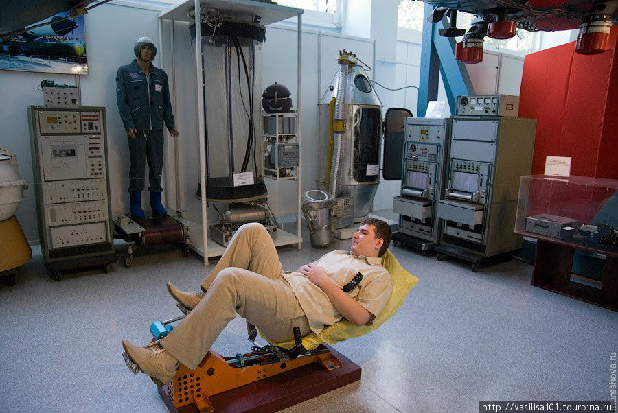 Студент, только что получивший диплом, тестирует космический тренажер Королёв, Россия