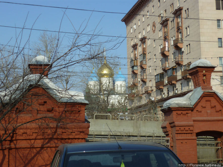 Вид из двора на Новоспасский монастырь