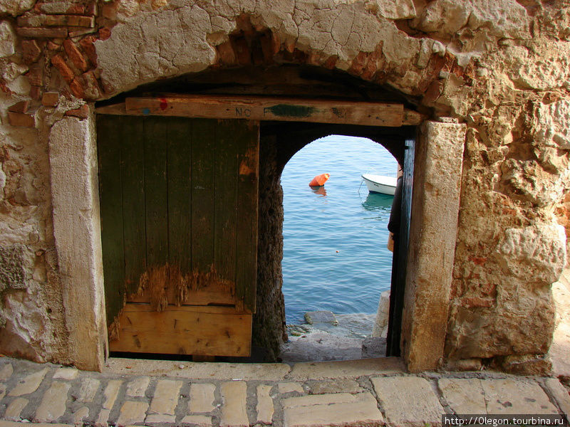С улицы можно выходить прямо к морю через стильные проёмы-двери Ровинь, Хорватия